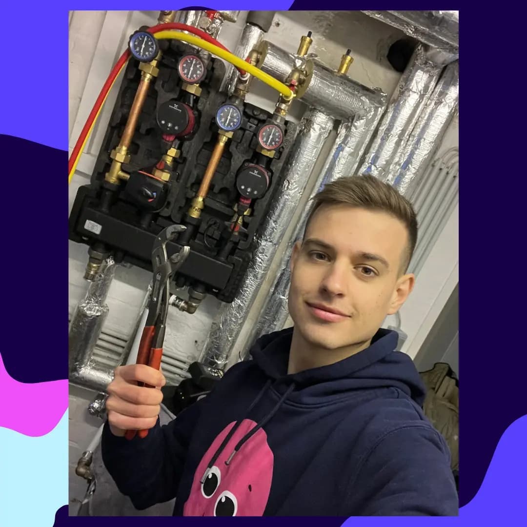 Unser Recruiter Julian vor einem Heizkreis