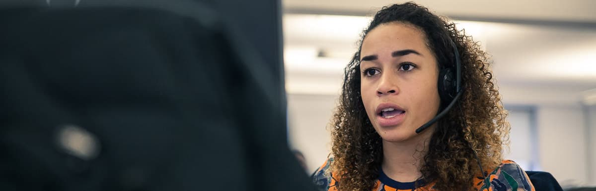 Mitarbeiter spricht am Telefon