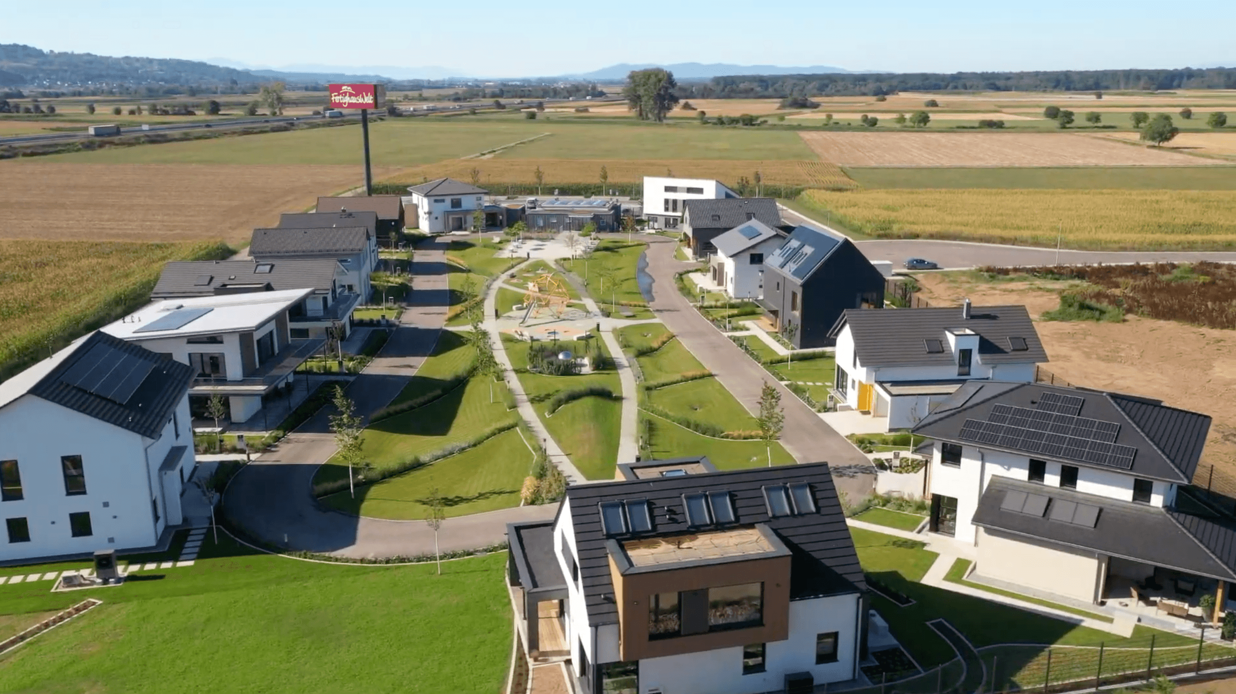 Drohnenaufnahme von mehreren Wohnhäusern