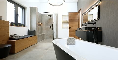 Modern eingerichtetes Bad