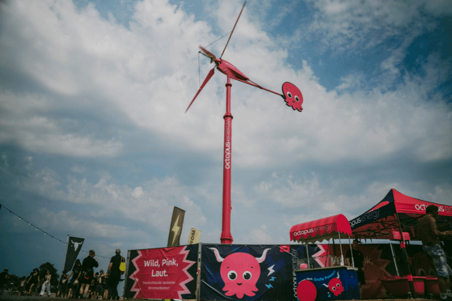 Pinkes Windrad mitten auf dem Wacken Open Air Festivalgelände